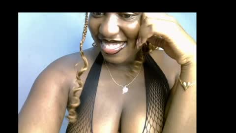 Snapshot of sweetpetitgirl chatting on 05/20/26, 06:25 LILY BRANDY online show from 05/20/26, 06:25