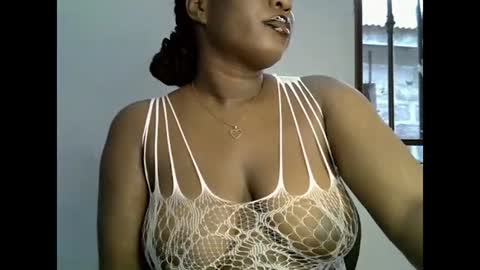 Snapshot of sweetpetitgirl chatting on 06/18/26, 05:39 LILY BRANDY online show from 06/18/26, 05:39