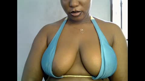 Snapshot of sweetpetitgirl chatting on 06/20/26, 08:17 LILY BRANDY online show from 06/20/26, 08:17