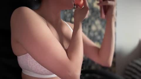 Snapshot of sweetssmashed chatting on 11/18/25, 10:25 sweetssmashed online show from 11/18/25, 10:25