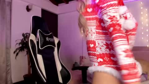 Snapshot of sweett_catt1 chatting on 12/20/24, 01:14 Cat independent model online show from 12/20/24, 01:14