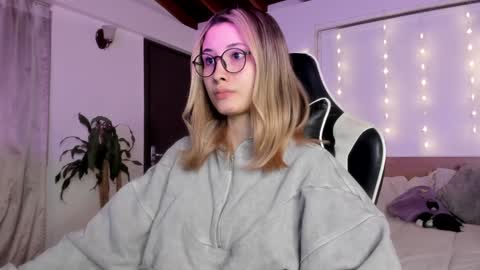 Snapshot of sweett_catt1 chatting on 12/27/24, 08:56 Cat independent model online show from 12/27/24, 08:56