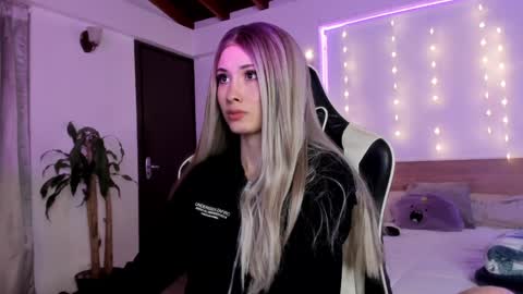 Snapshot of sweett_catt1 chatting on 12/31/24, 05:33 Cat independent model online show from 12/31/24, 05:33