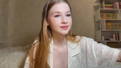 Snapshot of sweettbabyye chatting on 09/25/25, 04:54 Lisa online show from 09/25/25, 04:54