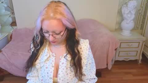 Snapshot of sweety_candys chatting on 09/19/25, 04:36 Hot Candy online show from 09/19/25, 04:36