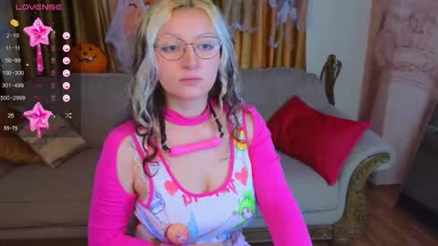 Snapshot of sweety_candys chatting on 10/18/25, 05:43 Hot Candy online show from 10/18/25, 05:43