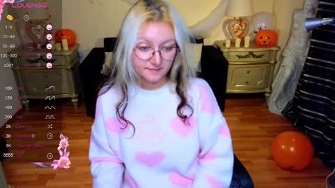 Snapshot of sweety_candys chatting on 10/21/25, 11:33 Hot Candy online show from 10/21/25, 11:33