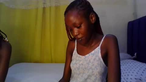 Snapshot of sweety_melanin chatting on 04/18/26, 07:58 Vickky online show from 04/18/26, 07:58