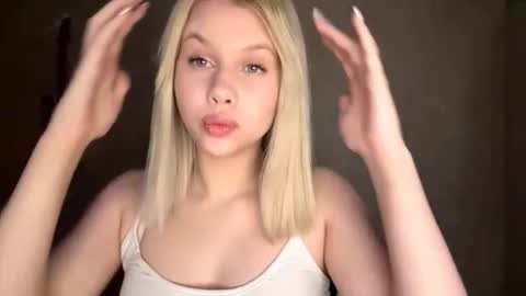 Snapshot of sweetymoor chatting on 12/20/25, 03:41 Kate online show from 12/20/25, 03:41