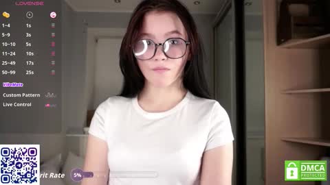 Snapshot of sweetyoops chatting on 10/17/25, 05:48 Astrid online show from 10/17/25, 05:48