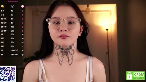 Snapshot of sweetyoops chatting on 11/17/25, 06:24 Astrid online show from 11/17/25, 06:24