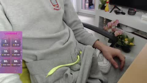 Snapshot of swetlittleboy4u chatting on 12/10/24, 08:30 SwetLittleBoy4u online show from 12/10/24, 08:30