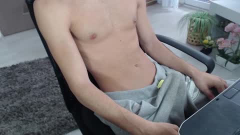 Snapshot of swetlittleboy4u chatting on 09/13/25, 10:15 SwetLittleBoy4u online show from 09/13/25, 10:15