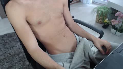 Snapshot of swetlittleboy4u chatting on 09/15/25, 08:03 SwetLittleBoy4u online show from 09/15/25, 08:03