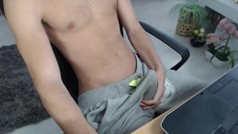 Snapshot of swetlittleboy4u chatting on 09/18/25, 09:22 SwetLittleBoy4u online show from 09/18/25, 09:22