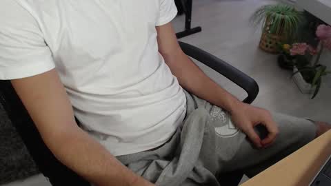 Snapshot of swetlittleboy4u chatting on 09/23/25, 10:07 SwetLittleBoy4u online show from 09/23/25, 10:07