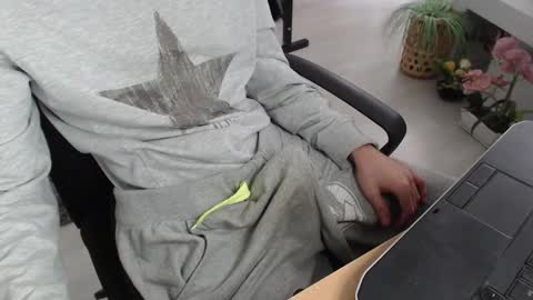 Snapshot of swetlittleboy4u chatting on 09/27/25, 10:31 SwetLittleBoy4u online show from 09/27/25, 10:31