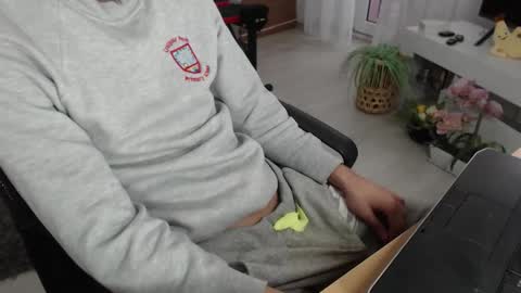 Snapshot of swetlittleboy4u chatting on 10/03/25, 08:44 SwetLittleBoy4u online show from 10/03/25, 08:44