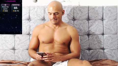 Snapshot of swimmer_summer chatting on 12/17/24, 08:32 ------- Hi Im Willy follow me do not forget to put the thumb up online show from 12/17/24, 08:32