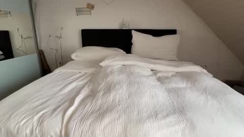 Snapshot of swizzmen1984 chatting on 10/08/25, 11:30 Luca and Kira online show from 10/08/25, 11:30