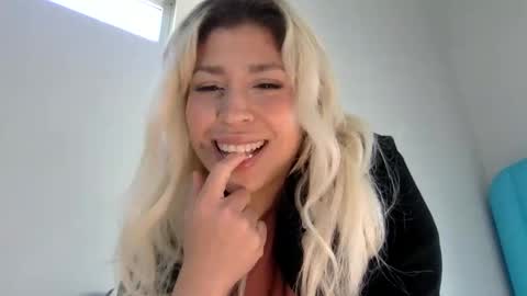 Snapshot of sxhoneyx chatting on 04/07/26, 08:20 Sophie online show from 04/07/26, 08:20