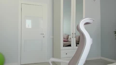 Snapshot of synop_sis chatting on 10/18/25, 08:37 Mila online show from 10/18/25, 08:37