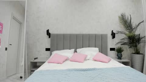 Snapshot of synop_sis chatting on 10/22/25, 12:44 Mila online show from 10/22/25, 12:44