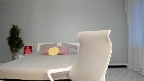 Snapshot of synop_sis chatting on 10/28/25, 12:47 Mila online show from 10/28/25, 12:47