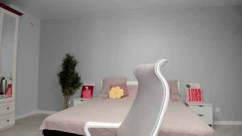 Snapshot of synop_sis chatting on 11/03/25, 12:35 Mila online show from 11/03/25, 12:35