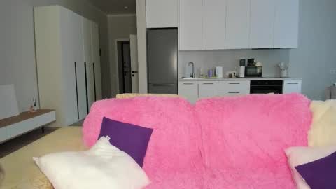 Snapshot of synop_sis chatting on 11/17/25, 08:31 Mila online show from 11/17/25, 08:31