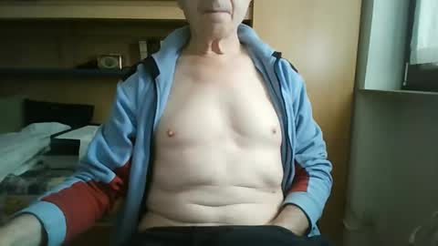 Snapshot of t5519t chatting on 10/19/25, 11:44 t5519t online show from 10/19/25, 11:44