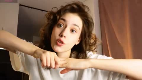 Snapshot of t_tragedienne chatting on 11/15/25, 01:18 Heeey im Helena3 -- fav555100333 -- pvts only premium and after my public show 3 online show from 11/15/25, 01:18