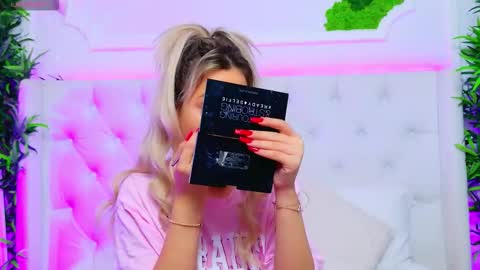 Snapshot of taahiraarabian chatting on 11/17/25, 01:06 Arianna online show from 11/17/25, 01:06