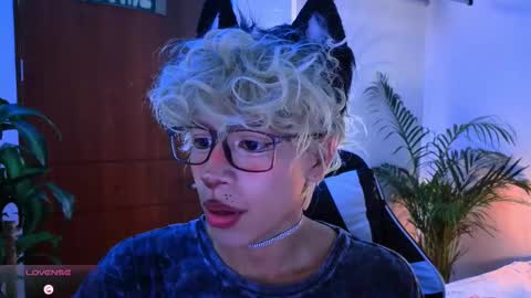 Snapshot of taichi_bluy chatting on 10/17/25, 01:57 taichi online show from 10/17/25, 01:57