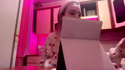 Snapshot of taitebinner chatting on 02/25/26, 06:39 Mia online show from 02/25/26, 06:39