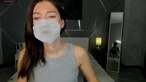 Snapshot of take_me_to_moon chatting on 10/23/25, 01:38 Sasha online show from 10/23/25, 01:38