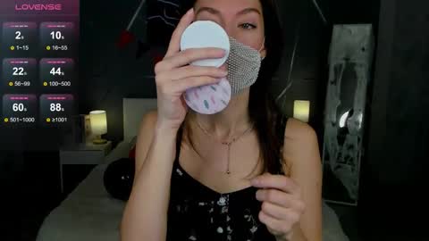 Snapshot of take_me_to_moon chatting on 10/29/25, 01:41 Sasha online show from 10/29/25, 01:41