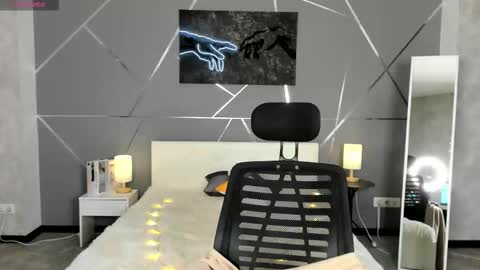 Snapshot of take_me_to_moon chatting on 12/17/25, 01:33 Sasha online show from 12/17/25, 01:33