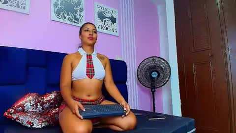 tall_hot_brunette online show from 04/21/26, 06:44