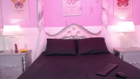 Snapshot of taniapierce chatting on 05/21/26, 12:01 Tania Pierce online show from 05/21/26, 12:01