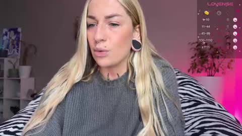 Snapshot of tanya_acid chatting on 12/03/25, 03:32 Tanya acid online show from 12/03/25, 03:32