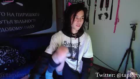 Snapshot of tap_forty chatting on 11/25/25, 01:27 tap_forty online show from 11/25/25, 01:27