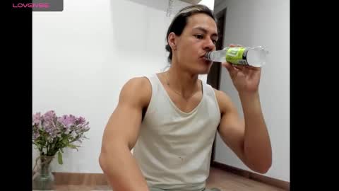 Snapshot of tarzanylobo chatting on 12/17/24, 04:01 Tarzan online show from 12/17/24, 04:01