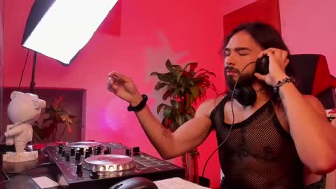 Snapshot of tarzanylobo chatting on 02/02/25, 03:10 Tarzan online show from 02/02/25, 03:10