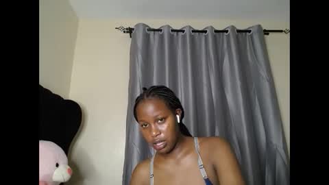 Snapshot of tasha_kimmy chatting on 11/18/25, 05:28 Ireen online show from 11/18/25, 05:28