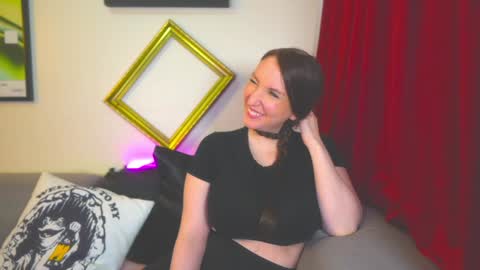 Snapshot of task_manager chatting on 11/23/25, 03:01 Vivian Clark online show from 11/23/25, 03:01