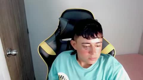 Snapshot of tatannn_ chatting on 11/12/25, 06:52 T A T A N online show from 11/12/25, 06:52