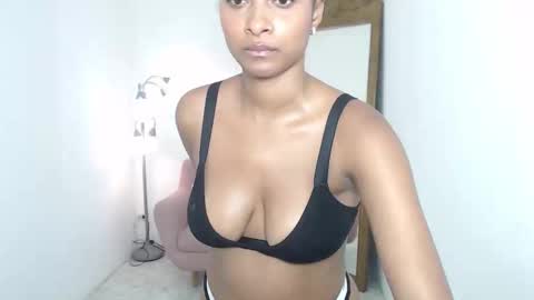Snapshot of tatiana_oconell2 chatting on 10/15/25, 03:06 isabel online show from 10/15/25, 03:06
