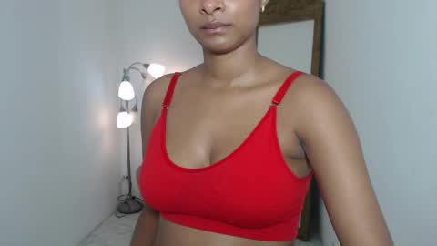 Snapshot of tatiana_oconell2 chatting on 10/16/25, 03:07 isabel online show from 10/16/25, 03:07