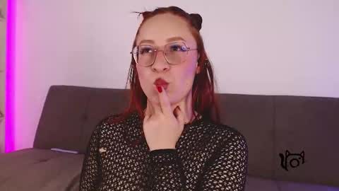 Snapshot of tatianayj chatting on 11/21/25, 12:54 Tatis online show from 11/21/25, 12:54